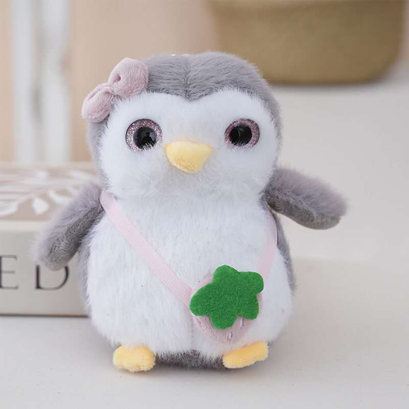 LLAVERO PINGUINO CON FRUTILLA