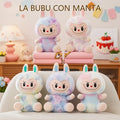 LABUBU CON MANTA